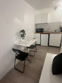 
                                                                                        Location
                                                                                         Studio Meublé donnant sur Jardin