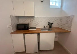 
                                                                                        Location
                                                                                         Studio Meublé donnant sur Jardin