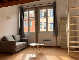 
                                                                                        Location
                                                                                         Studio meublé entièrement rénové de 40 m2
