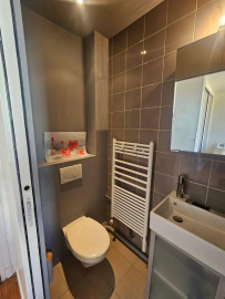 
                                                                                        Location
                                                                                         Studio meublé rénové de 22 m² avec petit balcon