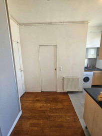 
                                                                                        Location
                                                                                         Studio meublé rénové de 22 m² avec petit balcon