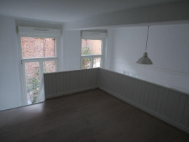 
                                                                                        Location
                                                                                         Studio, petite copropriété, centre ville