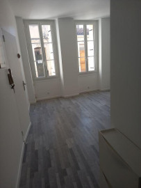 
                                                                                        Location
                                                                                         Studio proche Victoire