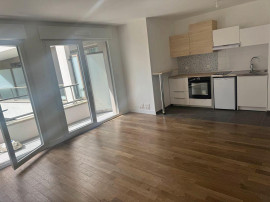 
                                                                                        Location
                                                                                         Studio quasi neuf de 33m² avec balcon