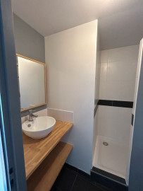 
                                                                                        Location
                                                                                         Studio récent proche métro