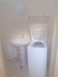 
                                                                                        Location
                                                                                         Studio refait à neuf