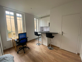 
                                                                                        Location
                                                                                         Studio refait à neuf, donnant sur jardin au calme