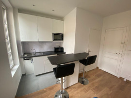 
                                                                                        Location
                                                                                         Studio refait à neuf, donnant sur jardin au calme