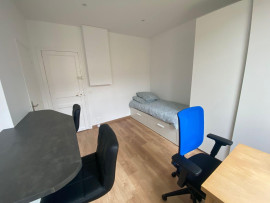 
                                                                                        Location
                                                                                         Studio refait à neuf, donnant sur jardin au calme