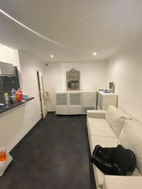 
                                                                                        Location
                                                                                         Studio refait à neuf, lumineux, belle cour