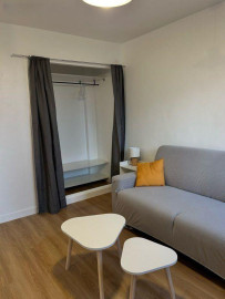 
                                                                                        Location
                                                                                         Studio rénové et meublé 24m²