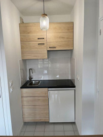 
                                                                                        Location
                                                                                         Studio rénové meublé 27m² au calme