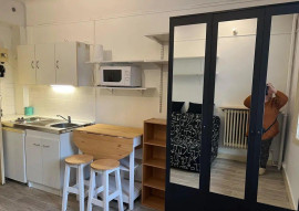 
                                                                                        Location
                                                                                         Studio rénové meublé de 12 m² avec douche et WC