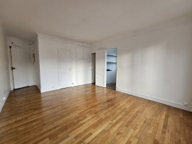 
                                                                                        Location
                                                                                         Studio spacieux