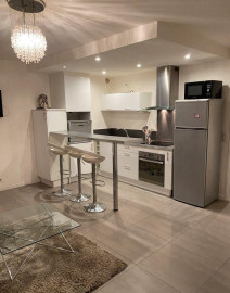 
                                                                                        Location
                                                                                         Studio tout équipé