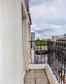 
                                                                                        Location
                                                                                         Studio très lumineux