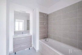 Location
                                                                                SUPERBE 4 PIECES DE 90 M2 -