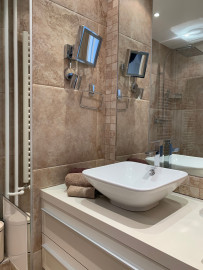 Location
Superbe appartement, idéalement situé et entièrement équipé (loyer tout inclus)