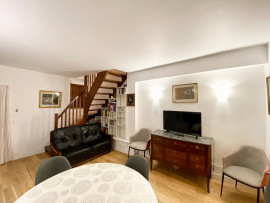 
                                                                                        Location
                                                                                         Superbe duplex in the lively 9th district (loyer tout inclus)