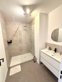 
                                                                                        Location
                                                                                         Superbe T2 rénové au pied du tram et proche métros