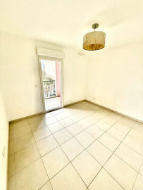
                                                                                        Location
                                                                                         T2 avec balcon neuf