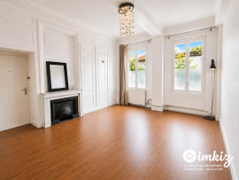
                                                                                        Vente
                                                                                         T2 de 50m² avec cachet à rénover - Fort potentiel
