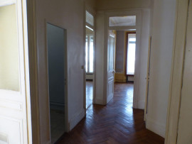 
                                                                                        Location
                                                                                         T3 +  au 4è étage d'un bel immeuble bien situé