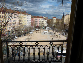 
                                                                                        Location
                                                                                         T3 +  au 4è étage d'un bel immeuble bien situé