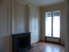 
                                                                                        Location
                                                                                         T3 +  au 4è étage d'un bel immeuble bien situé