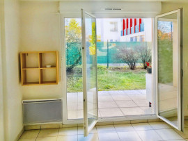 
                                                                                        Location
                                                                                         T3 avec jardin + 2 parking dans résidence moderne