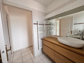 
                                                                                        Location
                                                                                         T3 en Duplex + parking + Clim, Centre-Ville