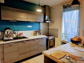 
                                                                                        Location
                                                                                         T3 lumineux :  proche des commerces et transports