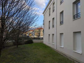 
                                                                                        Location
                                                                                         T3 lumineux :  proche des commerces et transports