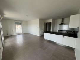 
                                                                                        Vente
                                                                                         T4 avec extérieur et vue exceptionnelle sur le lac