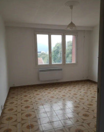 
                                                                                        Location
                                                                                         T4 de 65m² rénovation en cours