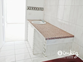 
                                                                                        Vente
                                                                                         T4 de 80 m² repeint, gros potentiel