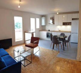 
                                                                                        Location
                                                                                         T4 meublé de 90 m² avec balcons, parking fermé