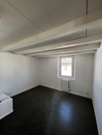 
                                                                                        Location
                                                                                         T4 refait à neuf avec terrasse plein sud et garage