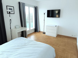 Location
T5 -3 chambres - 10 couchages - centre ville avec parkings -cave - gardien (loyer tout inclus)