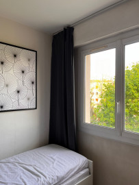 Location
T5 -3 chambres - 10 couchages - centre ville avec parkings -cave - gardien (loyer tout inclus)
