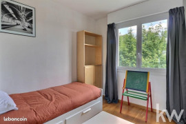 Location
T5 -3 chambres - 10 couchages - centre ville avec parkings -cave - gardien (loyer tout inclus)