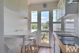 Location
T5 -3 chambres - 10 couchages - centre ville avec parkings -cave - gardien (loyer tout inclus)