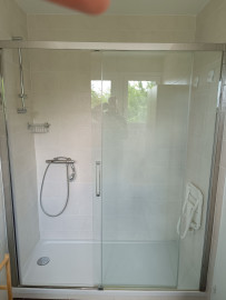 Location
T5 -3 chambres - 10 couchages - centre ville avec parkings -cave - gardien (loyer tout inclus)