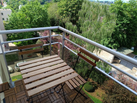Location
T5 -3 chambres - 10 couchages - centre ville avec parkings -cave - gardien (loyer tout inclus)