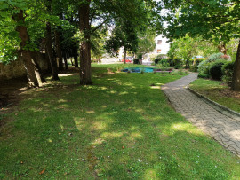 Location
T5 -3 chambres - 10 couchages - centre ville avec parkings -cave - gardien (loyer tout inclus)
