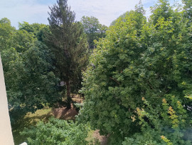 Location
T5 -3 chambres - 10 couchages - centre ville avec parkings -cave - gardien (loyer tout inclus)