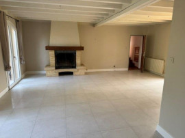 
                                                                                        Location
                                                                                         TRANQUILLE CAR DANS IMPASSE
PROCHE DES COMMERCES