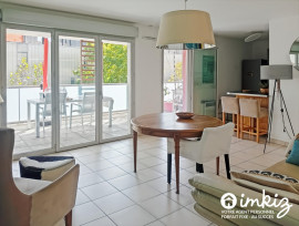 
                                                                                        Vente
                                                                                         traversant, 2 terrasses, 1e haut sur rue