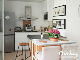 
                                                                                        Vente
                                                                                         traversant, 2 terrasses, 1e haut sur rue