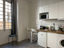 
                                                                                        Location
                                                                                         Très beau studio rénové avec clim / lave linge Box